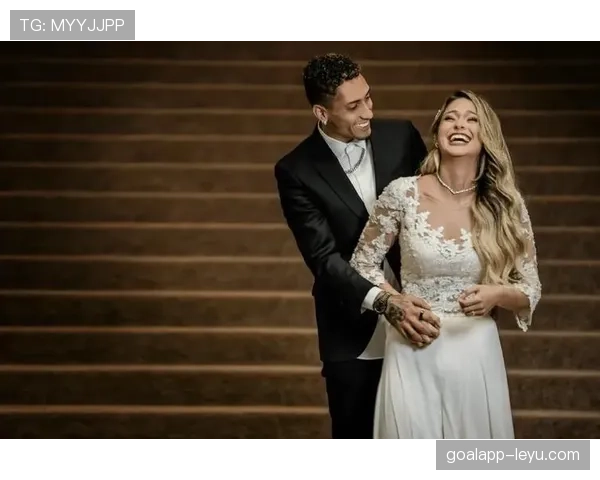 拉菲尼亚家庭生活温馨幸福，球场表现却陷入低谷形成鲜明对比