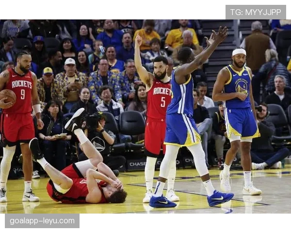 特雷·杨突破持续提速拉开防守助阵球队提升关键时刻得分效率