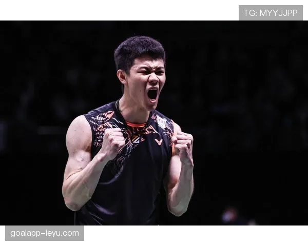 李梓嘉训练完直接瘫在场边啃香蕉，这自律和随性混搭的劲儿谁懂啊